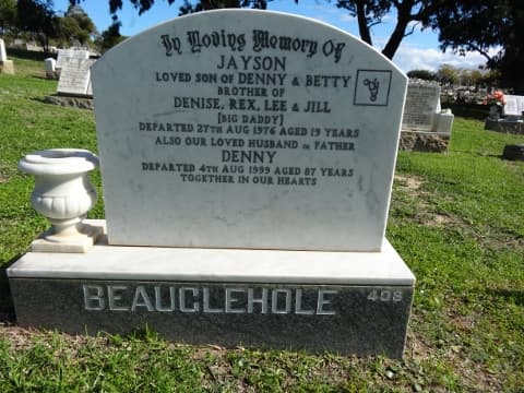 Denis BEAUGLEHOLE gravestone